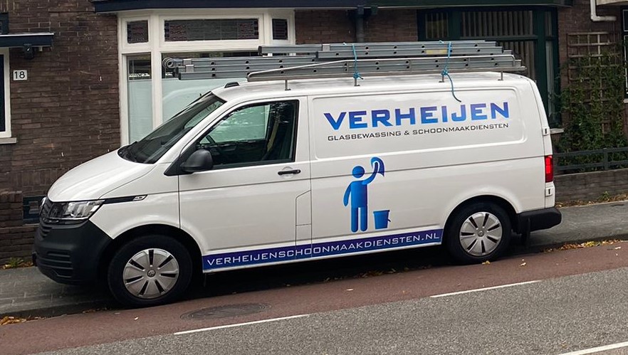 De bedrijfsbus van Verheijen Glasbewassing en Schoonmaakdiensten